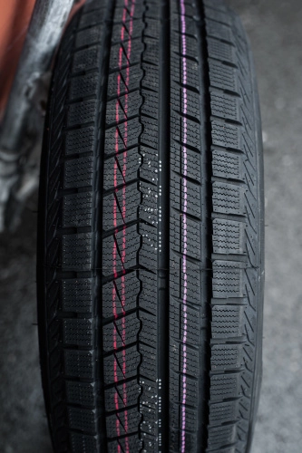 фото протектора и шины ICEPIONEER 868 Шина ZMAX ICEPIONEER 868 205/55 R16 91H